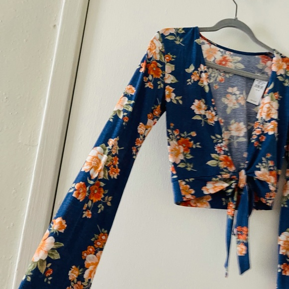 American Eagle top - Picture 4 of 4